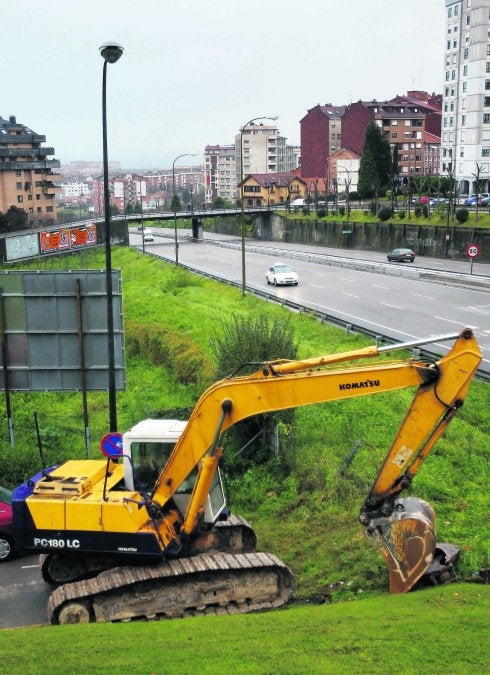 La excavadora preparada ya para entrar en faena, ayer. 