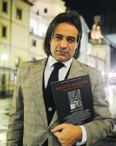 Michel Suárez presentó ayer en La Manzorga su revista . :: APF