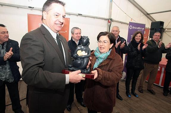 Ïñigo Noriega, director de EL COMERCIO, recibe el premio de manos de Tomasa Arce,  directora general de Desarrollo Rural y Agroalimentación. 