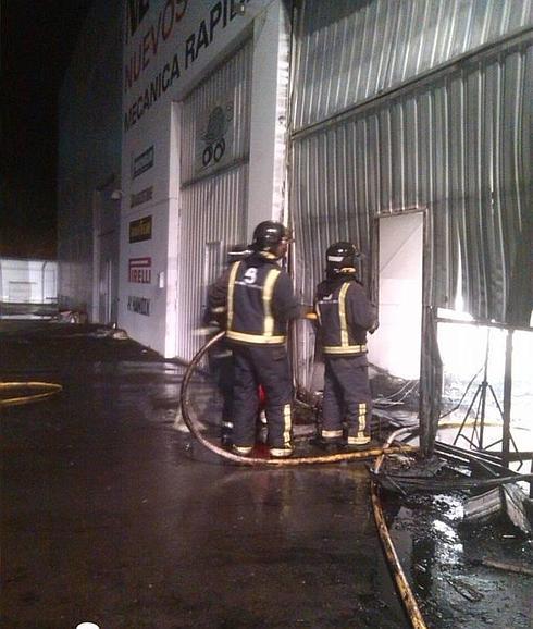 Bomberos durante la extinción del incendio. 