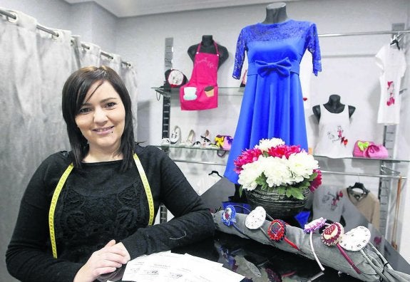 Patricia Vázquez, en su tienda de costura. 