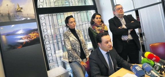 Manuel Pecharromán, durante su intervención, acompañado por los concejales Raquel Vega, Maite Menéndez y Gabriel Díaz . 