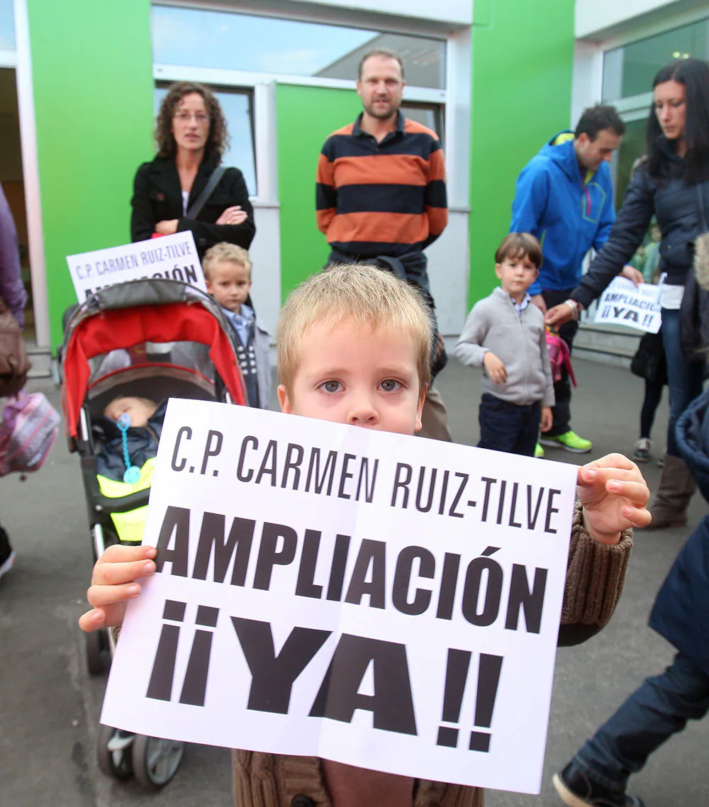 Un alumno, en una de las protestas para reclamar la ampliación del colegio Carmen Ruiz-Tilve. 