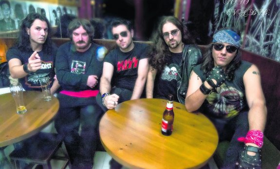 Por la izquierda, Luis Herrero, Carlos Barrio, Efrén Rodríguez, Javier Mateos y Luis Miguel Díaz, los cinco integrantes del grupo de rock avilesino Leather Boys, que mañana actuará en el Niemeyer. 