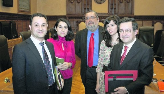 Manuel Pecharromán, Maite Menéndez, Gabriel Díaz, Raquel Vega y Francisco Cubiella, en el salón de plenos en 2013.