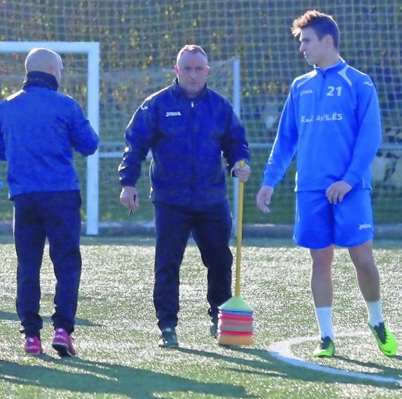 Josu Uribe, junto a Cholo, de espaldas, y Borja García. 