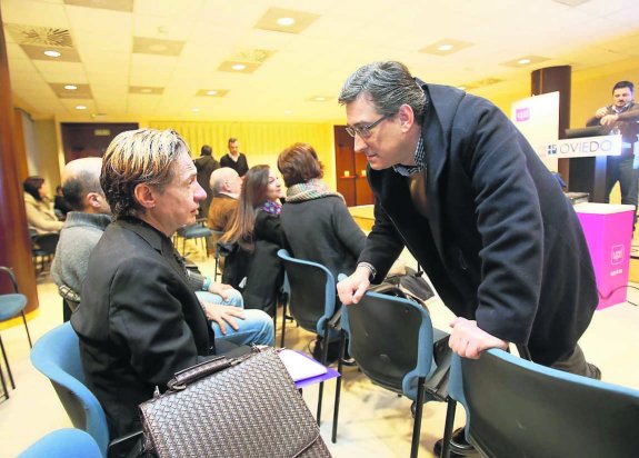 Ignacio Prendes, a la derecha, durante la asamblea de ayer. 
