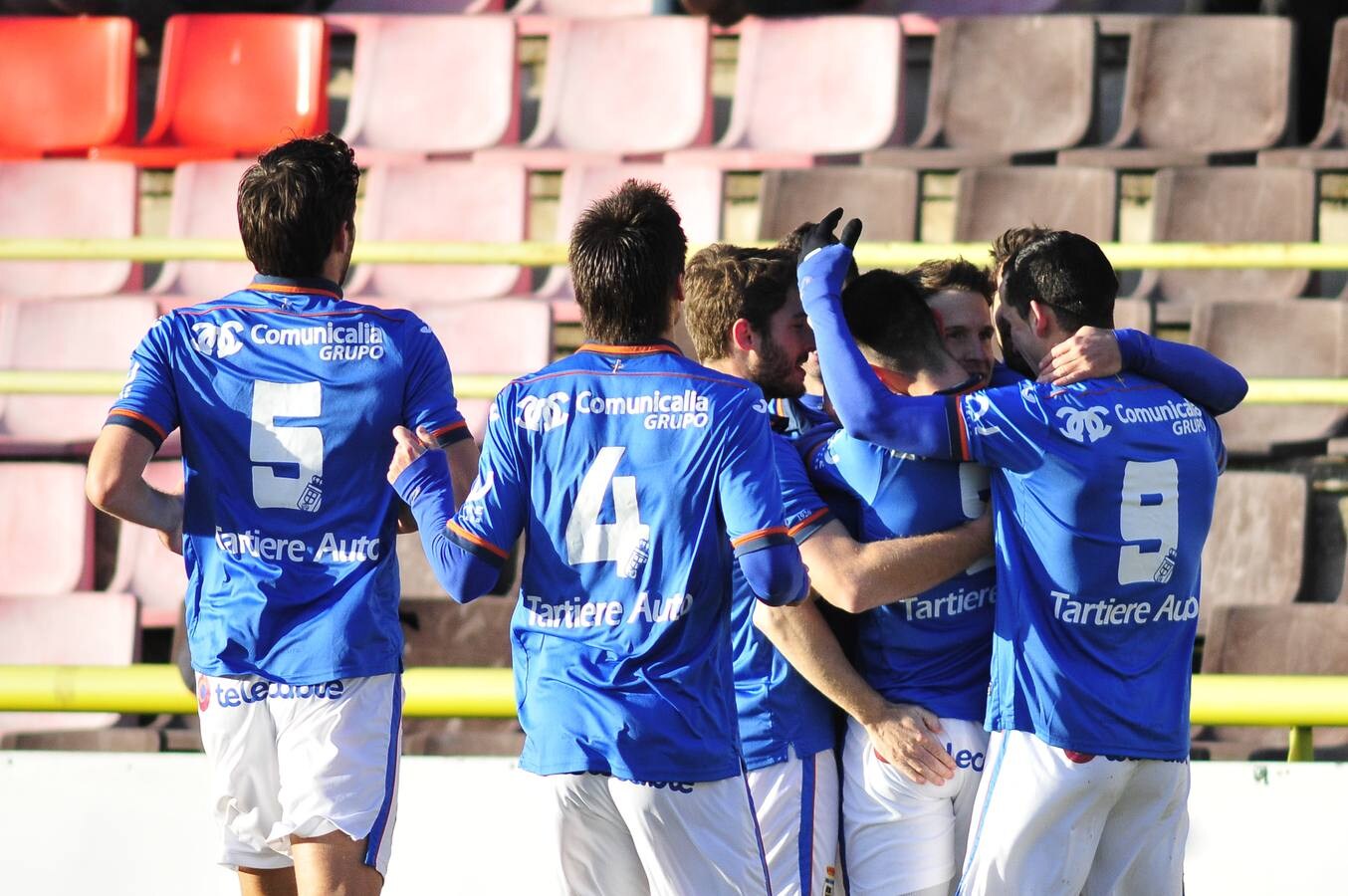 Los jugadores del Oviedo celebran un gol. 