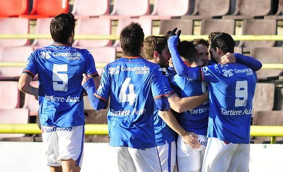 Los jugadores del Oviedo celebran un gol. 