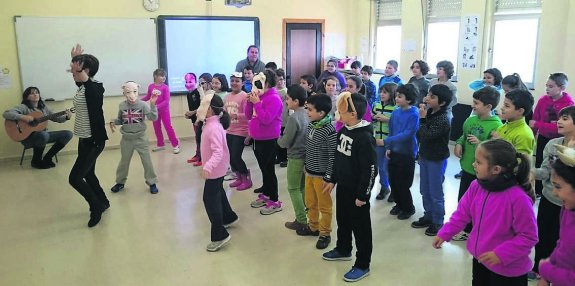 Los niños ensayan una de las coreografías. :: E. C.