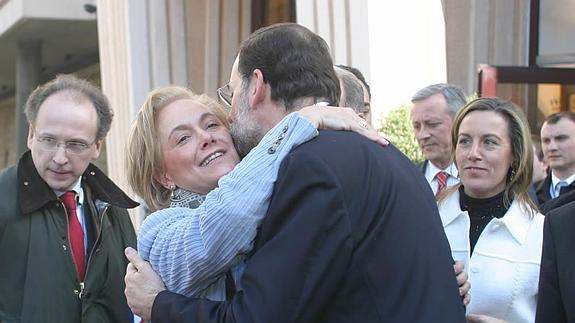 Mercedes Fernández y Mariano Rajoy se saludan, en presencia de Pilar Fernández Pardo, en un mitin en el Auditorio Príncipe Felipe, en Oviedo, el 1 de marzo de 2004. 