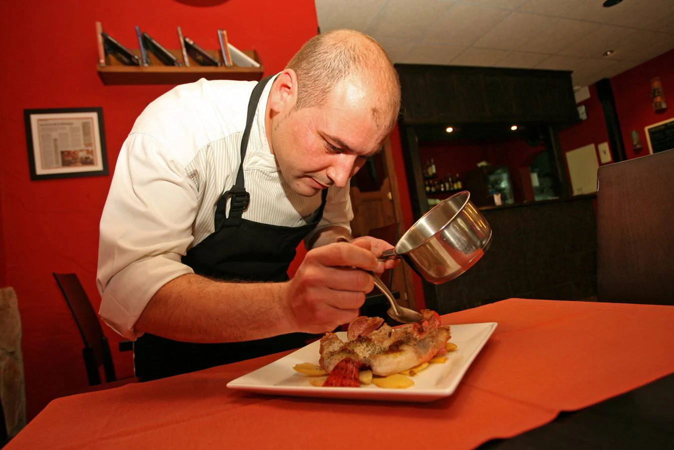 Alberto Asensio Fernández, del restaurante El Barrigón de Bertín, elaborando el codillo.