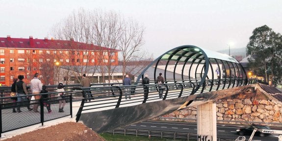 La nueva pasarela de Los Prados sobre la 'Y', una de las obras ejecutadas con cargo a los presupuestos del año pasado. 