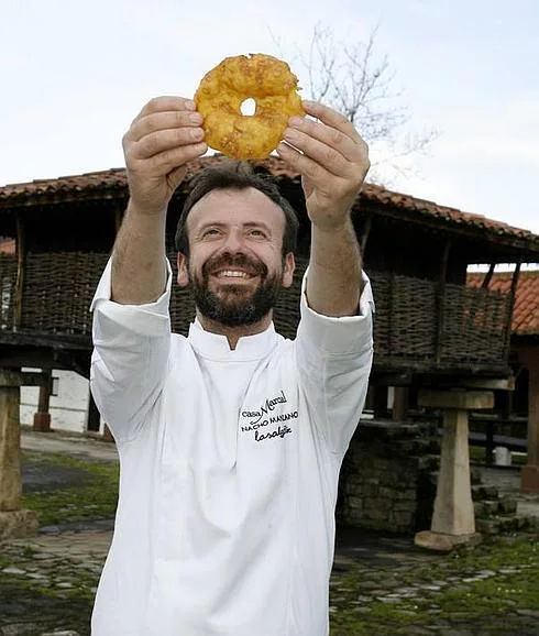 Nacho Manzano, cocinero y propietario del restaurante Casa Marcial, posa con su famoso  torto de maiz.