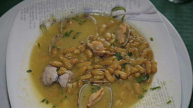 Verdinas con almejas del restaurante La Barata.