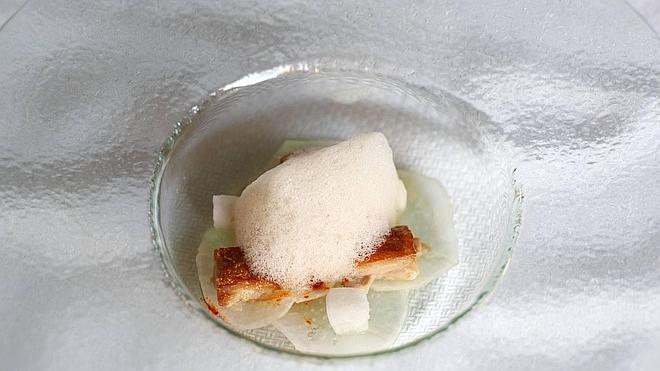 Nacho, cochinillo y aire de café, elaboración de Marcos Morán del restaurante Casa Gerardo.