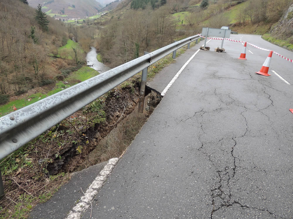 El carril que resultó afectado por el desprendimiento en la carretera a Tuña permanece cortado.