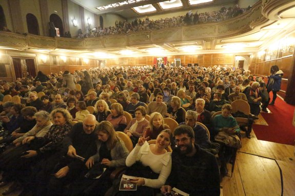 El público llenó, ayer, el Teatro Jovellanos. 