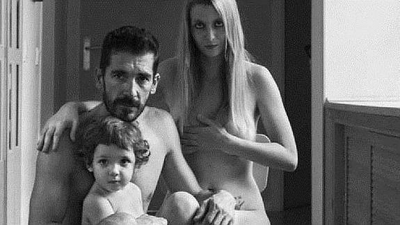 El matrimonio con su hija pequeña, en la fotografía que se sacaron para protestar.