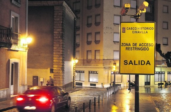 Un vehículo sale de Cimadevilla, pasadas las 21 horas, a la altura de la Casona de Jovellanos. 
