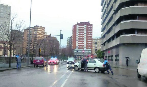 Los dos coches accidentados en Sanz Crespo. 