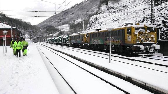 El tráfico ferroviario entre Asturias y León permanecerá cortado durante la jornada del jueves