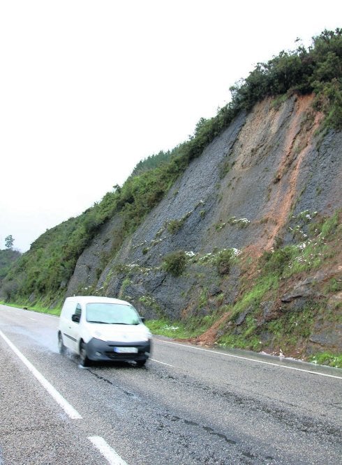 Zona de la AS-15, entre Requejo y Santiago La Barca, en la que el lunes hubo un accidente por un desprendimiento del talud. 