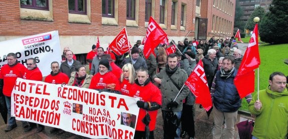 Los trabajadores del hotel se manifestaron ayer en Oviedo. 