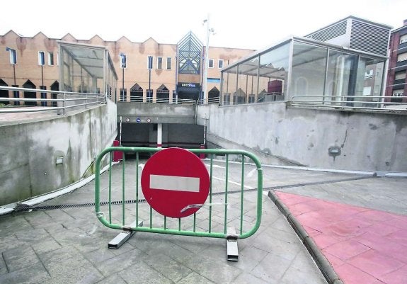 Accesos, aún cerrados, al nuevo estacionamiento de Sama. 