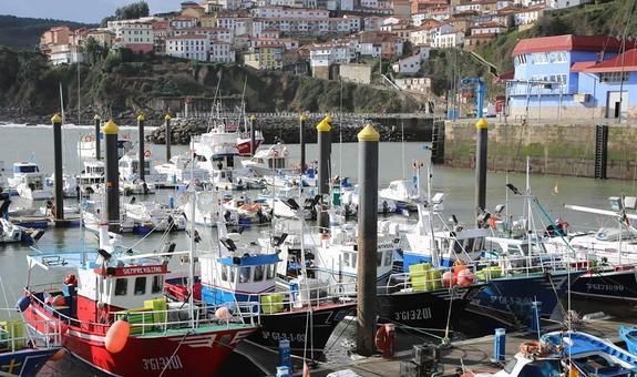 La flota pesquera de Lastres, amarrada uno de los días de esta semana en los pantalanes del puerto de la localidad costera. 