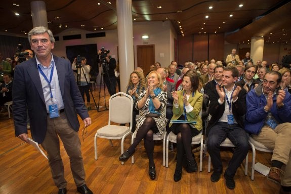 Mariano Marín recibe el aplauso de los asistentes, con Mercedes Fernández, Ángeles Fernández-Ahúja, David González Medina y Fernando Goñi en la primera fila. 