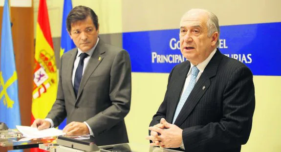 Javier Fernández escucha a Vicente Gotor, una vez finalizada la firma del convenio de financiación del Principado a la Universidad. 