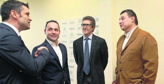 El director de la Politécnica, Juan Carlos Campo, con Jorge Álvarez, Fernando Las Heras y José Manuel Santos, de Telefónica Asturias. 