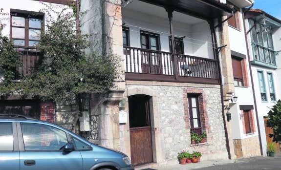 En el centro, la casa de la familia Rotea Briz en Andrín, amenazada por el desahucio bancario. 