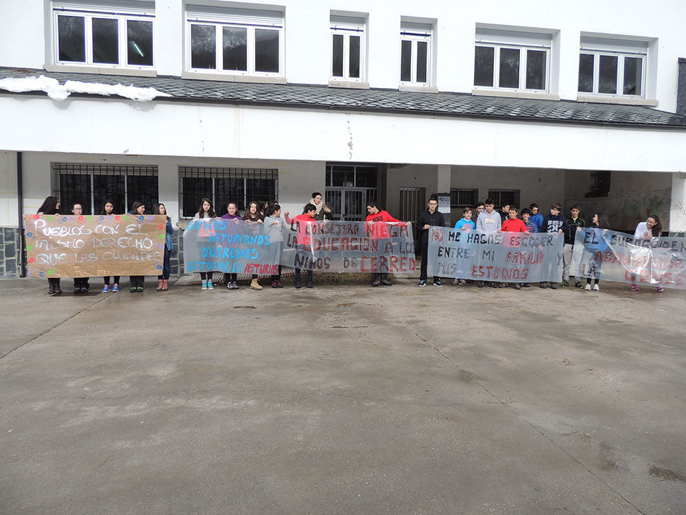 Algunos de los alumnos afectados, ayer, a las puertas del colegio José María Suárez, de Cerredo. 