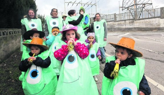 Los alumnos de la escuela infantil de Gudín desfilaron ayer por Trasona. 