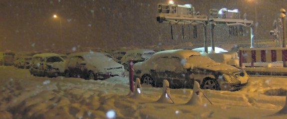 Caravana de vehículos varados en mitad de la nieve cerca del peaje de La Magdalena durante la noche del 14 de diciembre de 2008. 