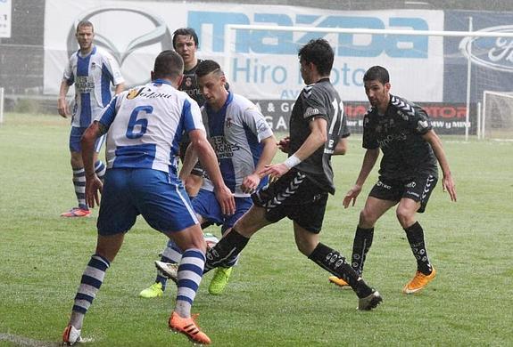 Una jugada del partido disputado en el Suárez Puerta.