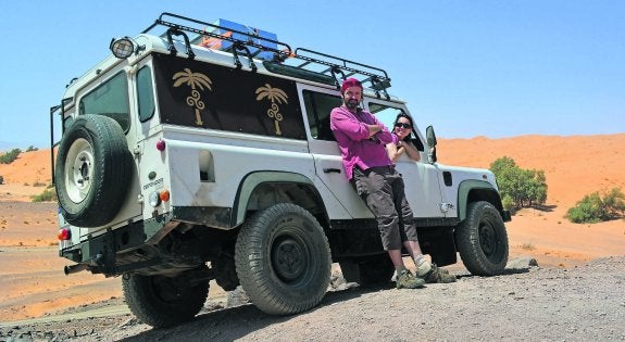 Segundo Carreño y Elisa Navarrete, en el Land Rover con el que recorrerán África de cole en cole. 