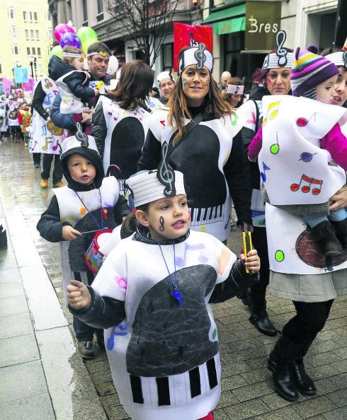 La música se hizo mazcaritu para desfilar por Gijón. 