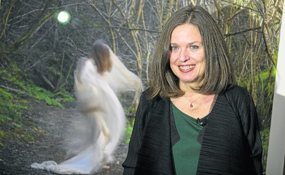 Ouka Leele ante una de sus fotos, precisamente un autorretrato, ayer en Madrid.   :: Oscar Chamorro