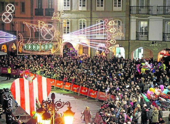 Aspecto que presentaba la plaza de España, escenario del fin de fiesta del desfile. :: marieta