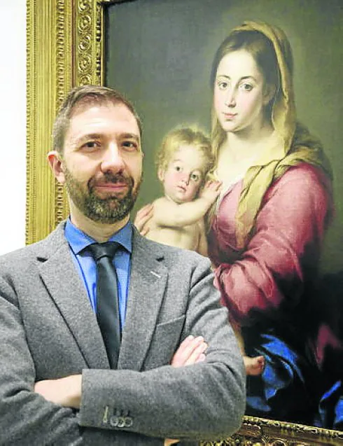 Ángel Aterido ante la 'Virgen con el Niño' de Murillo. :: s. san martín