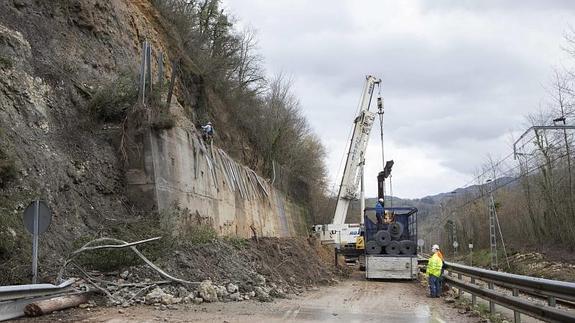 Un falso túnel reforzará la N-634 en Parres para evitar futuros argayos