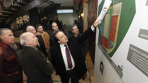 En el centro de la imagen, Pepe Sánchez y José Antonio Díaz Carbajosa (con el brazo alzado), quien hace dos años impugnó el acuerdo con el Grupo, debaten el proyecto. 