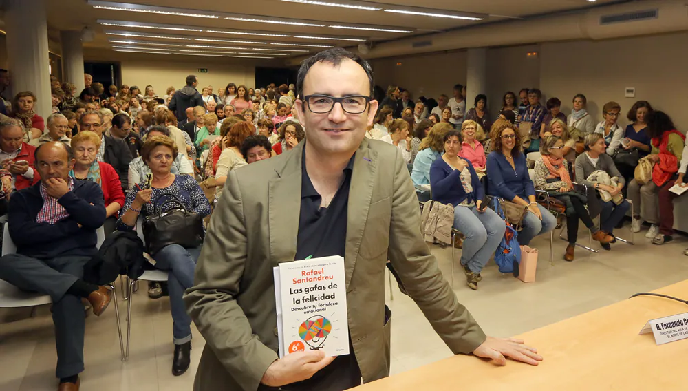 Rafael Santandreu, con su libro.