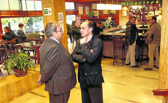 Ignacio Argüelles, a la derecha, administrador único de Ganax, charla con un colaborador, ayer, en la sede social del Chas. 