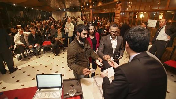 La votación se realizó en uno de los salones de la entidad. La asamblea se prolongó durante horas debido al acalorado debate que suscitaron algunos puntos del día.