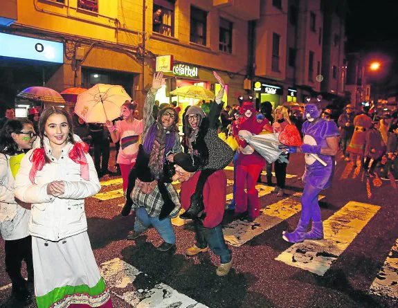 Variedad de disfraces en el desfile de la capital parraguesa, a pesar de la lluvia. :: nel acebal