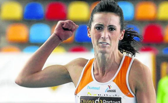 La atleta asturiana Esttela García hace un gesto de victoria tras competir durante una prueba. :: efe